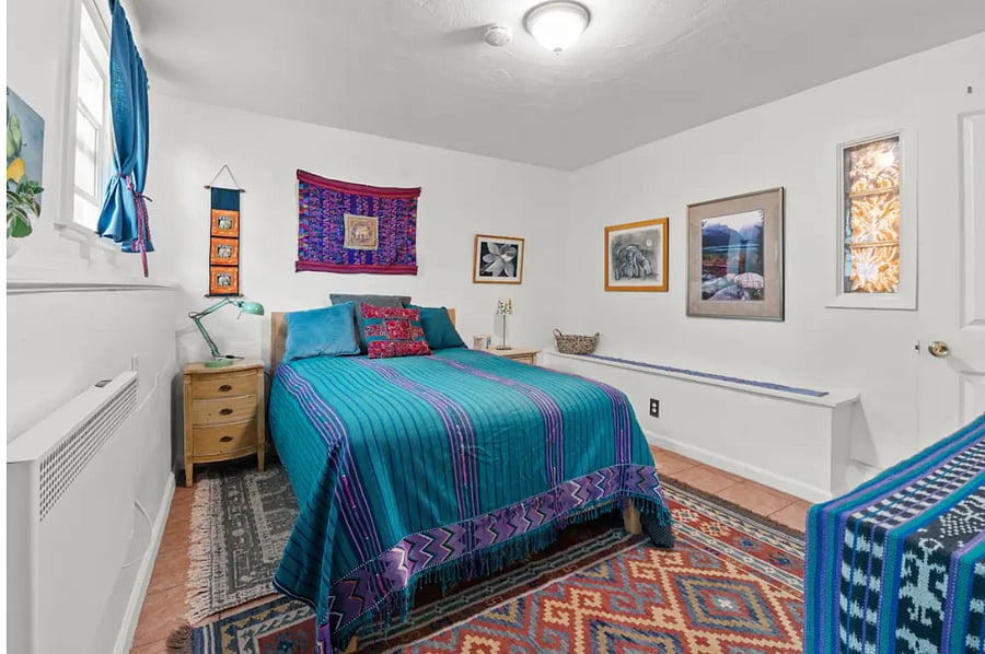Cozy and quiet bedroom.
Plenty of extra blankets!