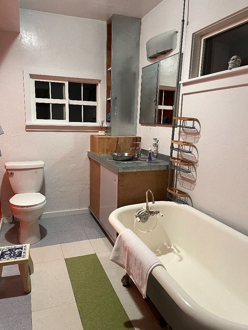 Upstairs bathroom (just off kitchen)
