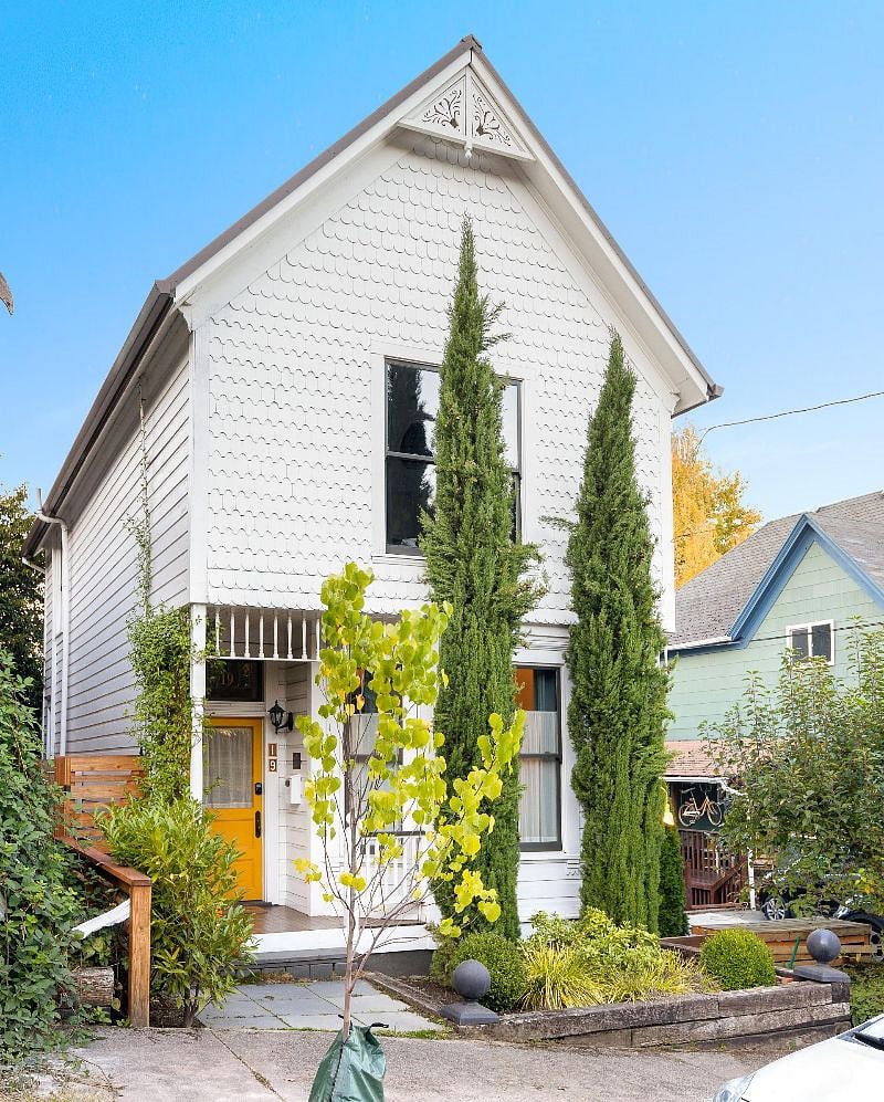 Street view of the adorable Victorian.