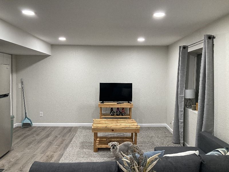 Living room area with smart tv (netflix,disney+,amazon,hbomax available).