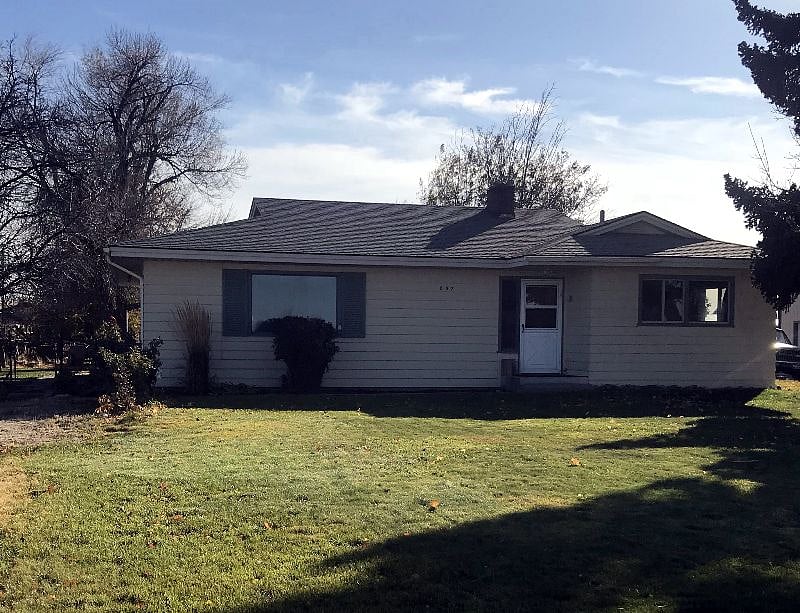 Quiet residential neighborhood close to St. Lukes / Magic Valley Regional Medical Center.