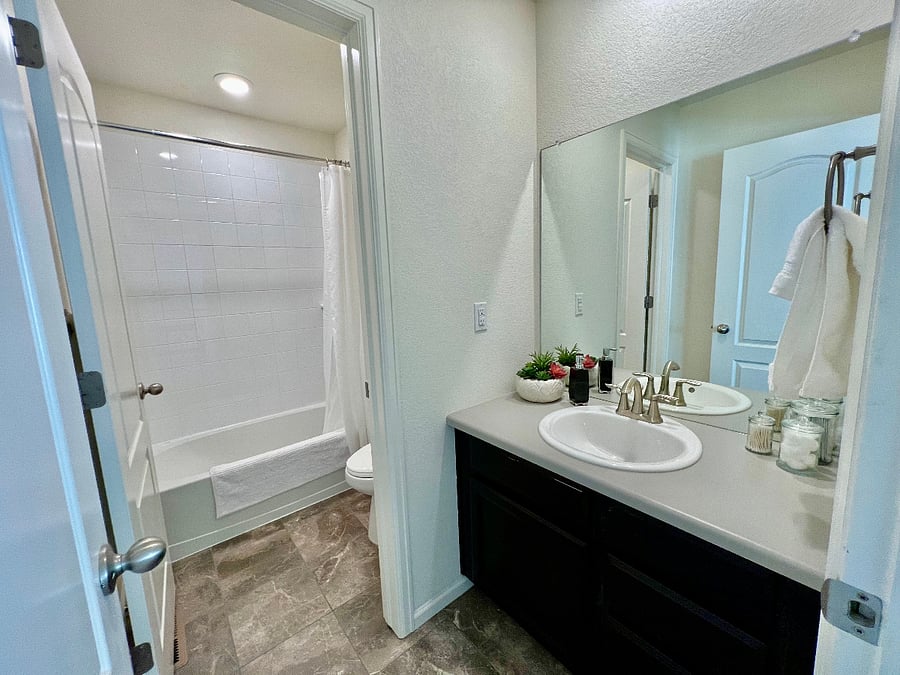 Full bathroom between 2&3 bedroom