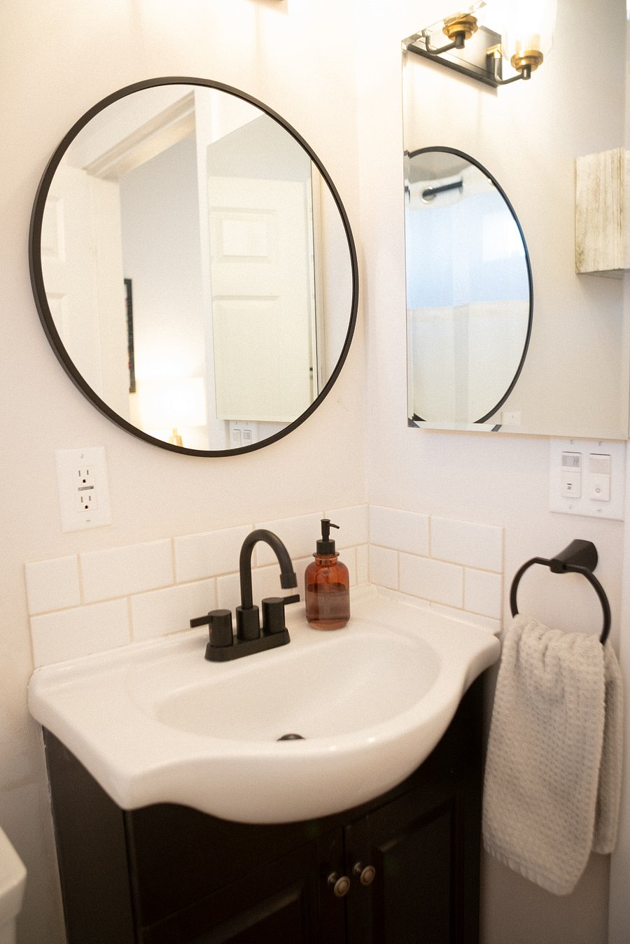 Bedroom 1 - en-suite bathroom