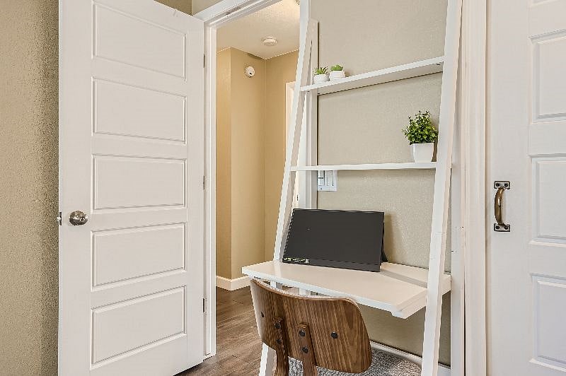 Primary bedroom - desk with second screenPri