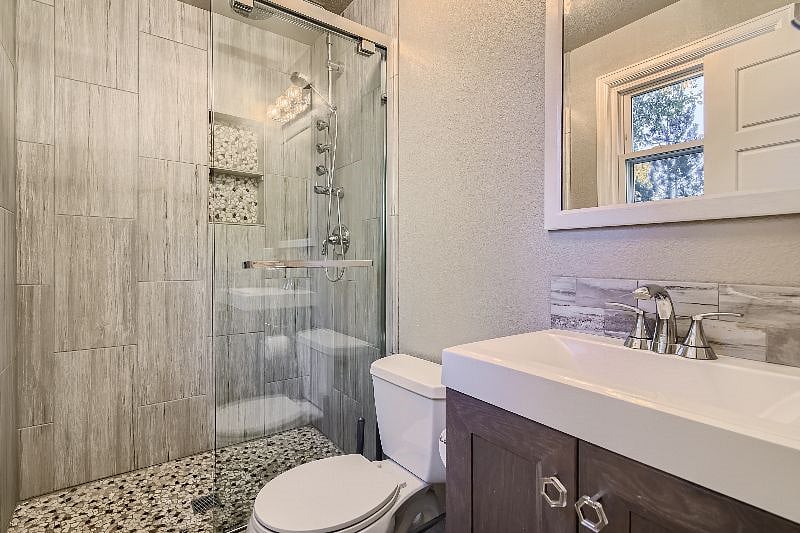 Primary bath (en suite)