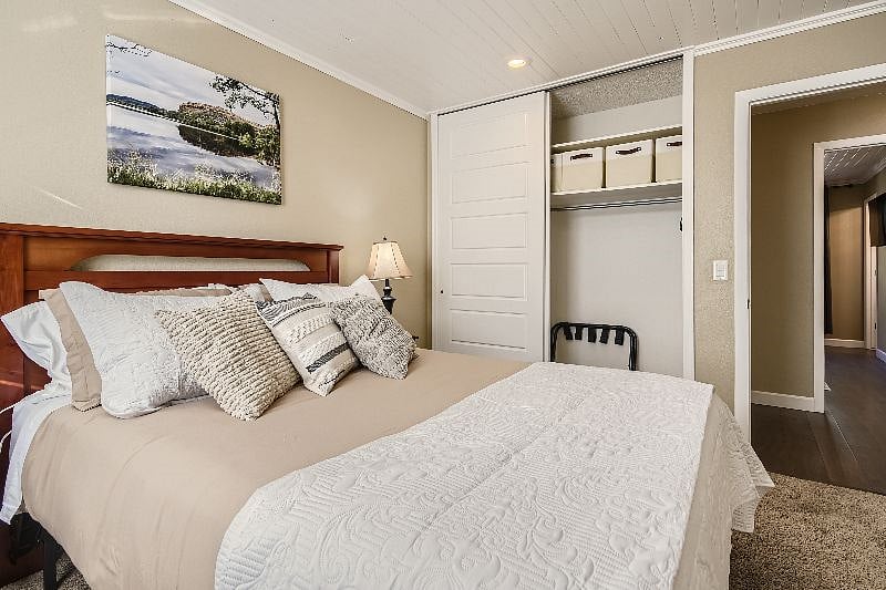 2nd bedroom - ample closet storage, extra linens in closet, luggage rack
