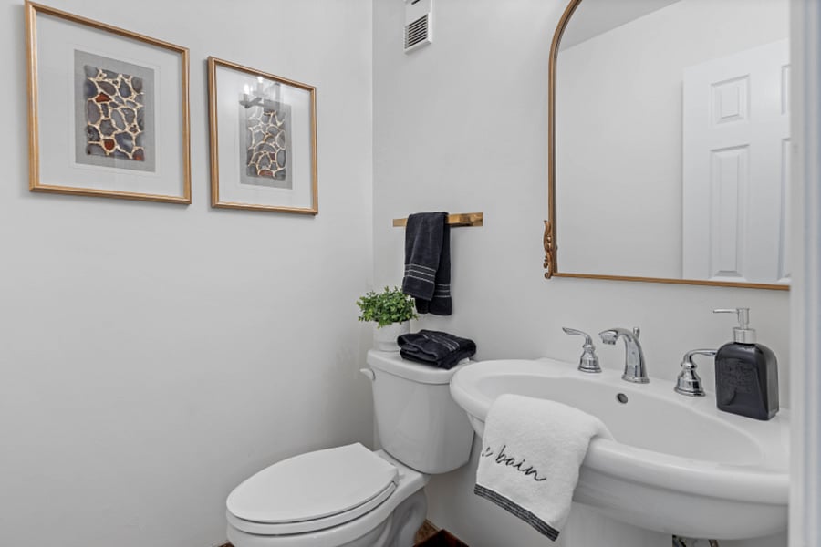Extra! Powder room in living area