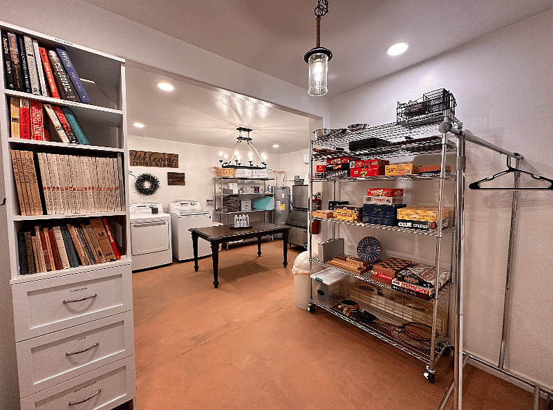 Community Laundry Lounge - Ice Machine, games, books, puzzles.