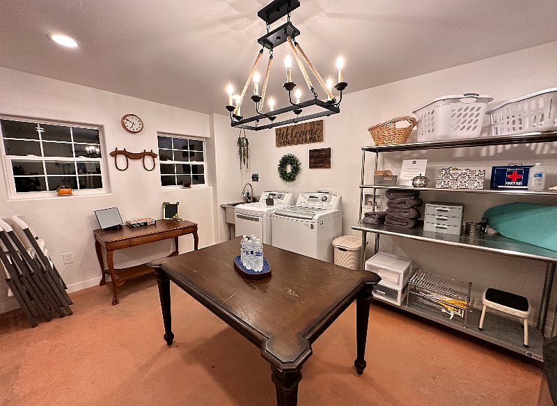 Community Laundry Lounge - Ice Machine, games, books, puzzles.