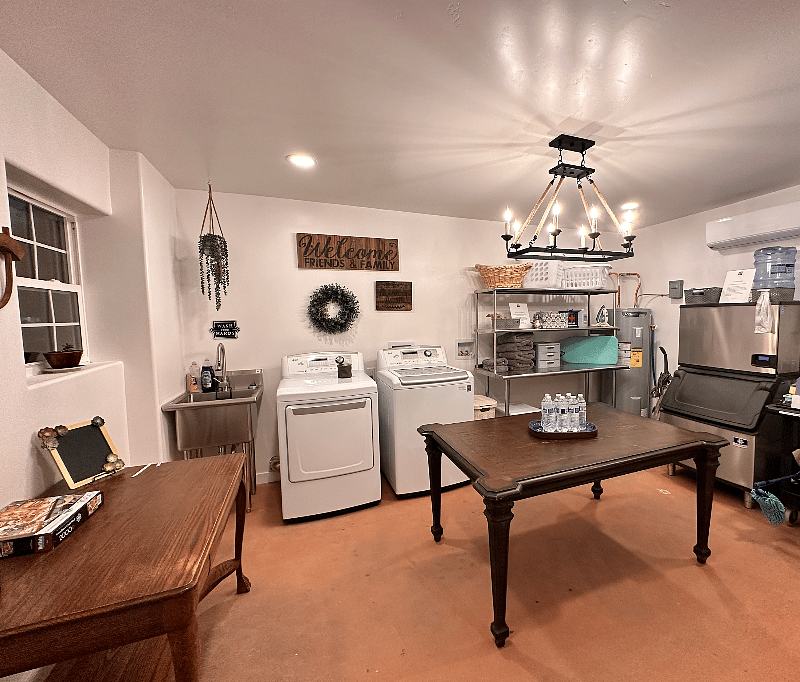 Community Laundry Lounge - Ice Machine, games, books, puzzles.