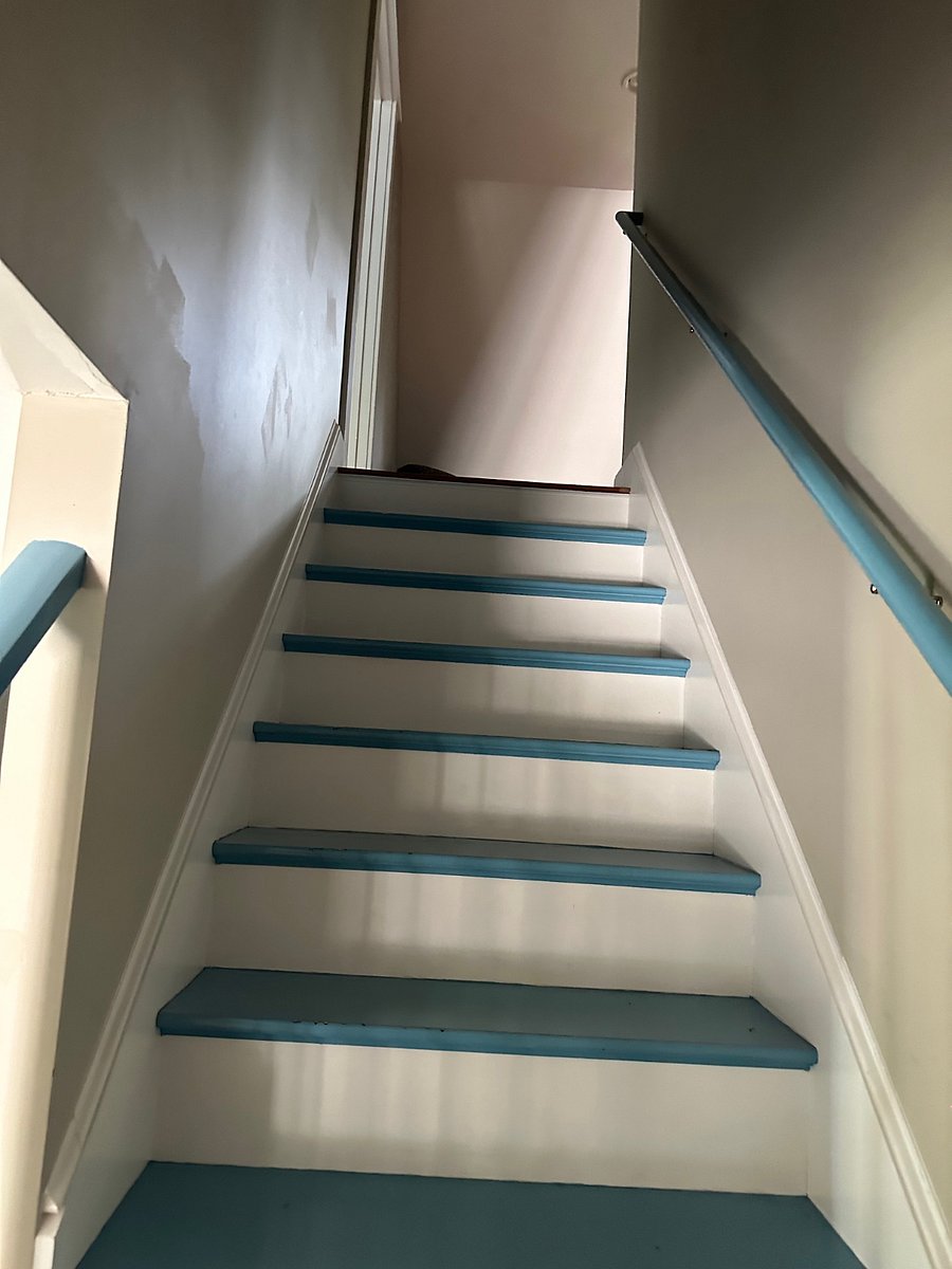 Stairway to Queen Bedroom and Full/Twin Shared Bath
Sitting area