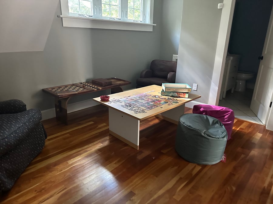 Sitting area between 2 bedrooms and full bath