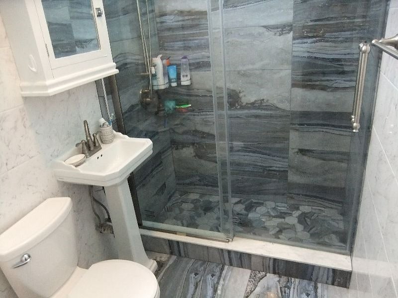 Main bathroom with underfloor heating & Rainshower