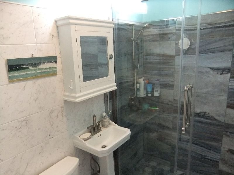 Main bathroom with underfloor heating & Rain shower