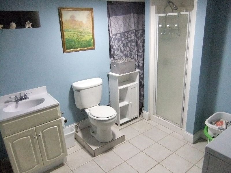 Ensuite bathroom, off  3rd bedroom 