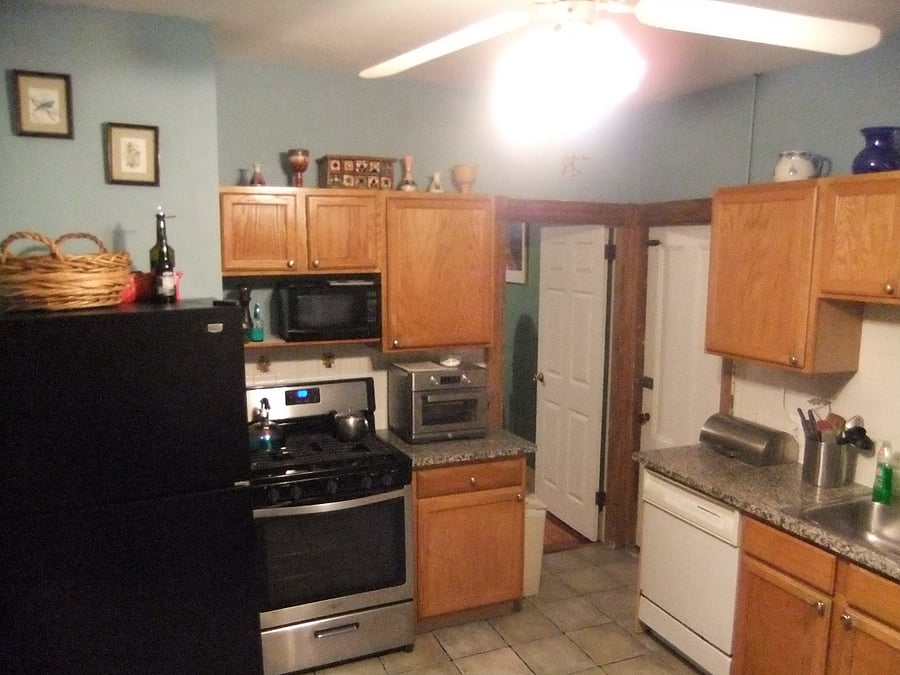 Fully equipped kitchen, with Gas oven/stove, and also Air-fry toaster oven.