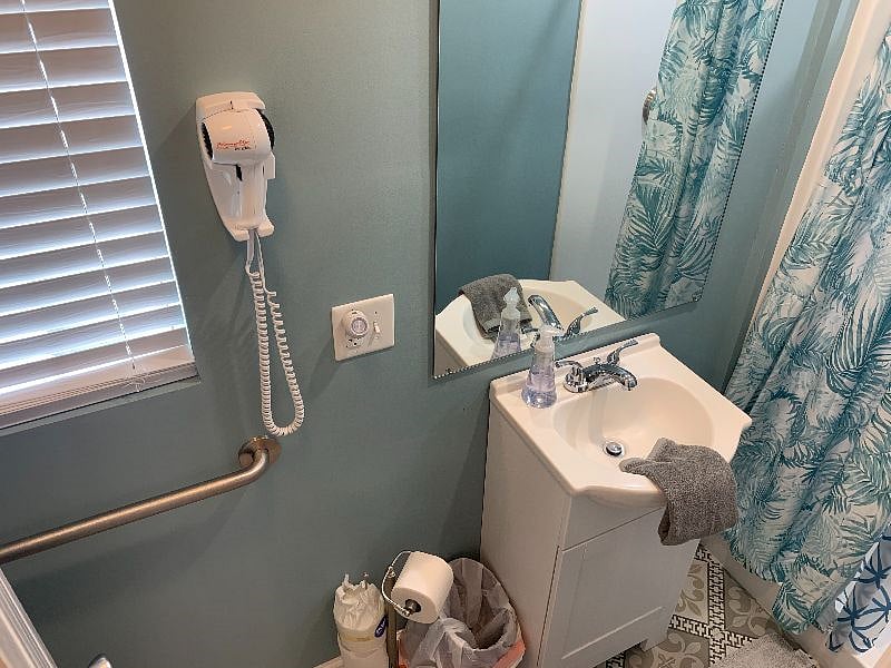 Bathroom private to Bedroom #3