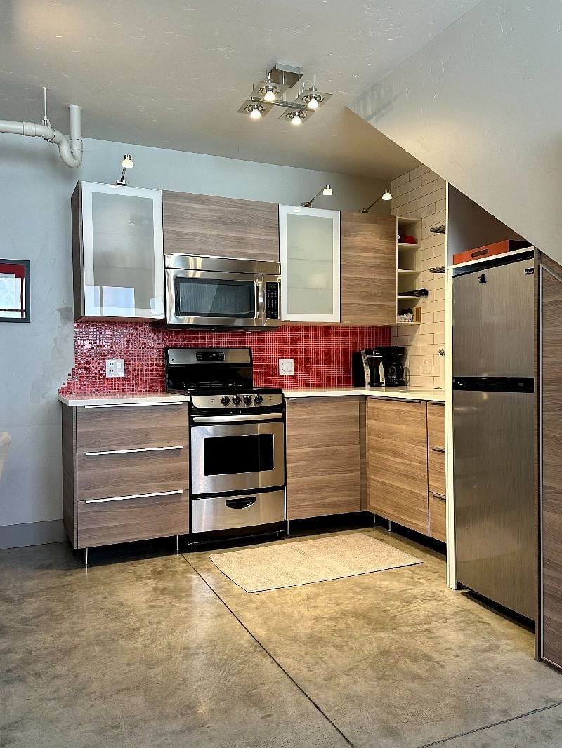 Kitchen with stove, oven, microwave, refrigerator, keurig, toaster, tea kettle, ninja blender, and more!