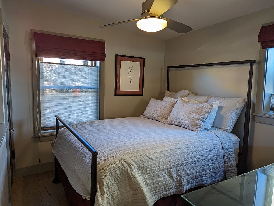 Bedroom w/queen bed