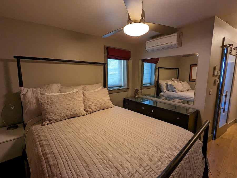 Bedroom w/queen bed