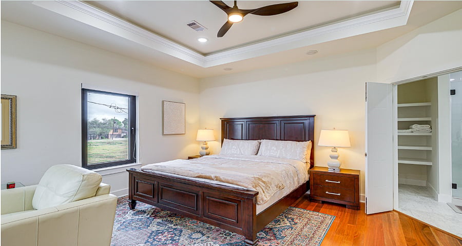 King bed, plush bedding, comfortable pillows