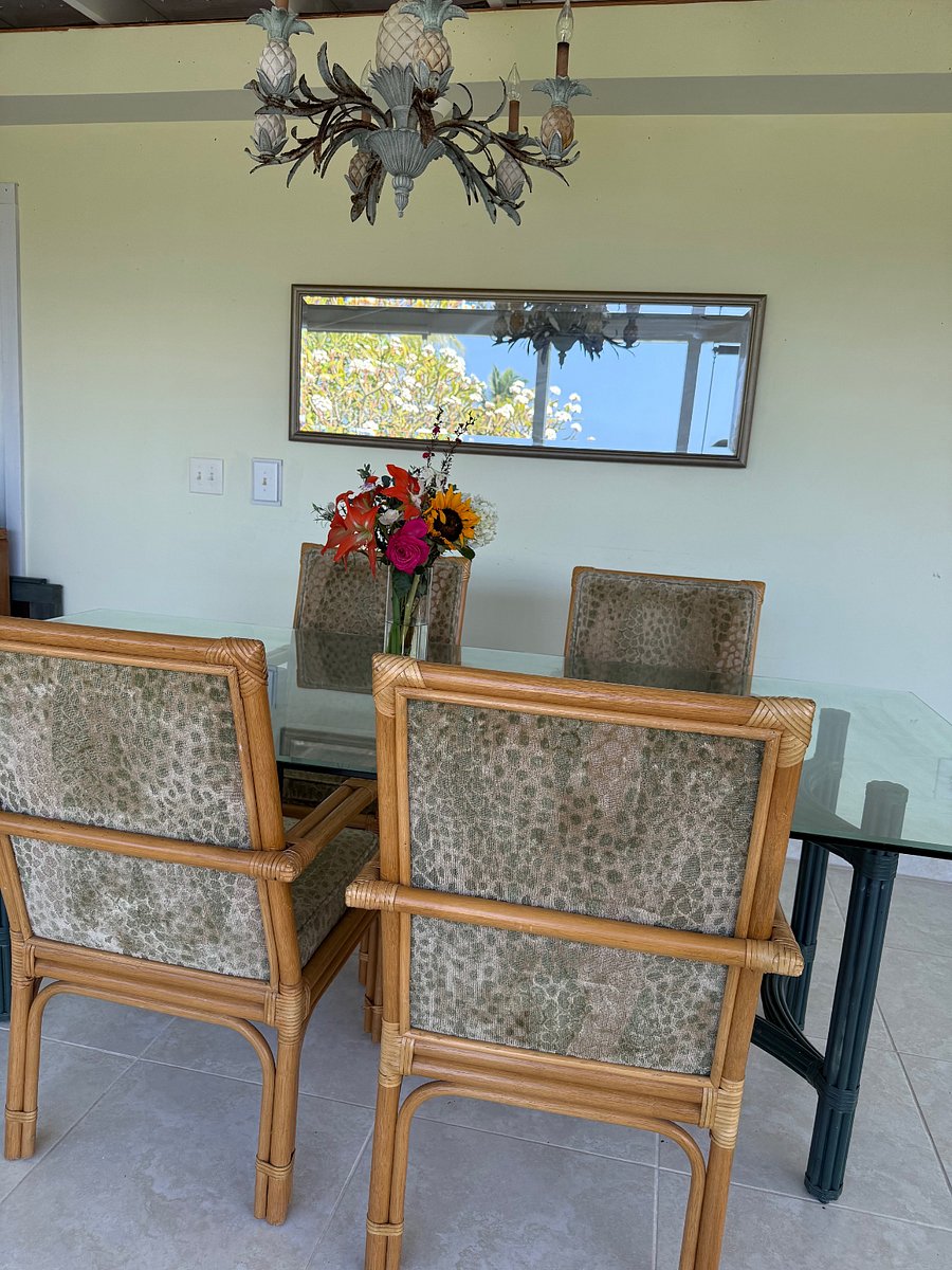 Dining on Covered Lanai.
