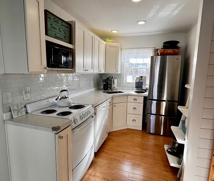 Fully equipped kitchen with dishwasher and all major appliances.
