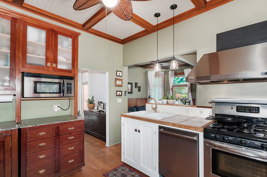 Kitchen with tall counters, perfect for roses 510 or taller! Shared space.