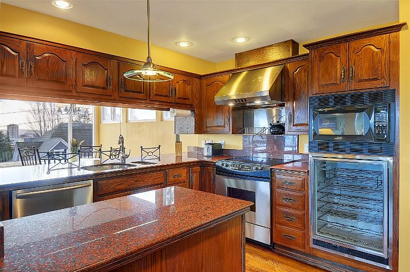 Chef's Kitchen, high-end appliances,wine cooler, gas cooking,desk