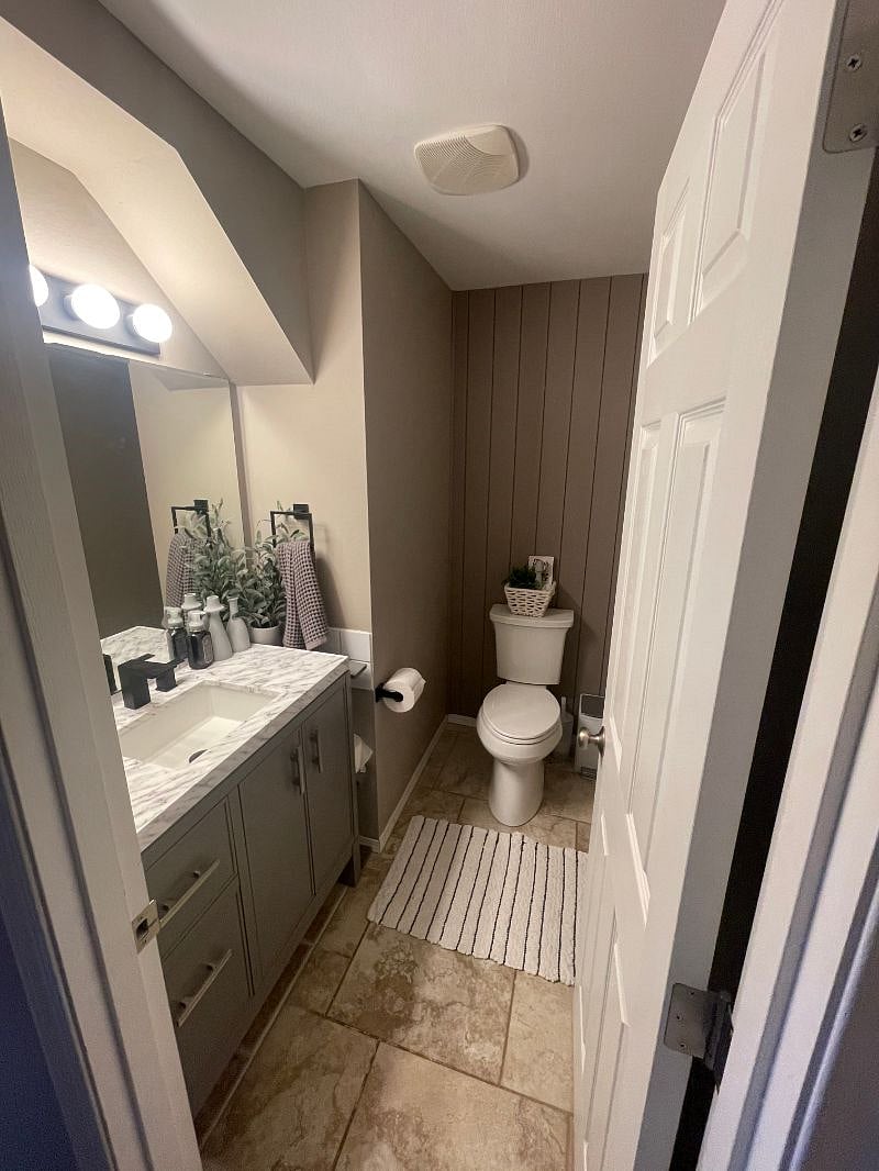 Downstairs 1/2 bath