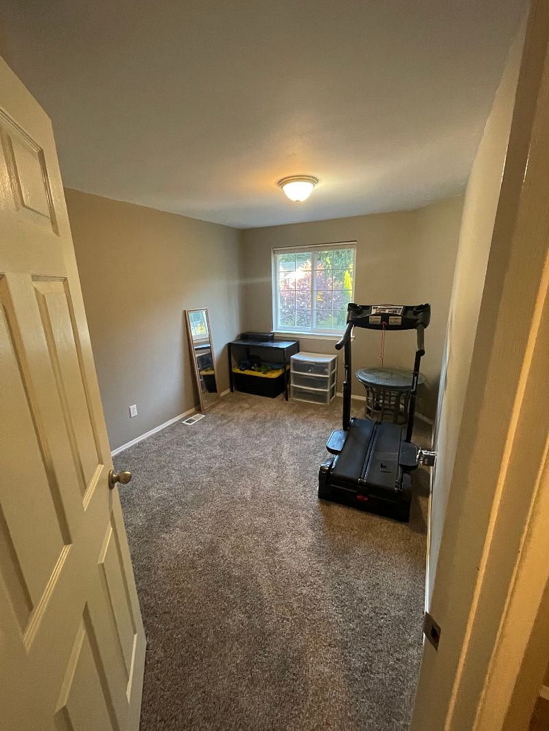 Fitness room with tredclimer and weights