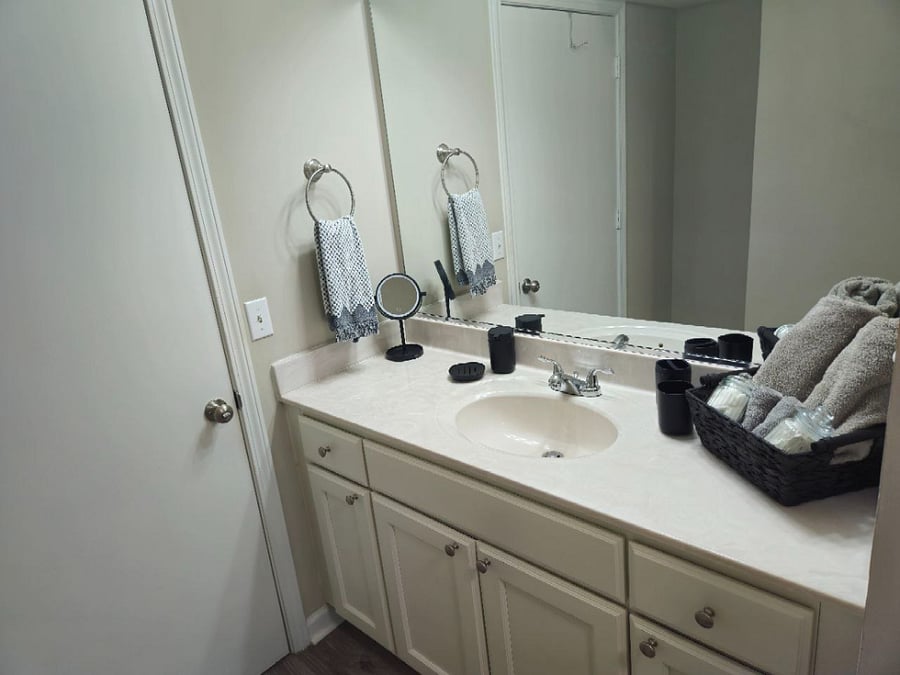 Hall bathroom with spacious countertops and shower/tub.