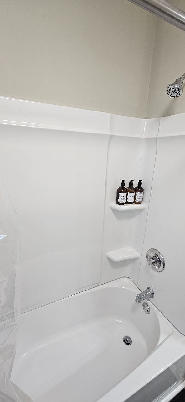 Hall bathroom with spacious countertops and shower/tub.