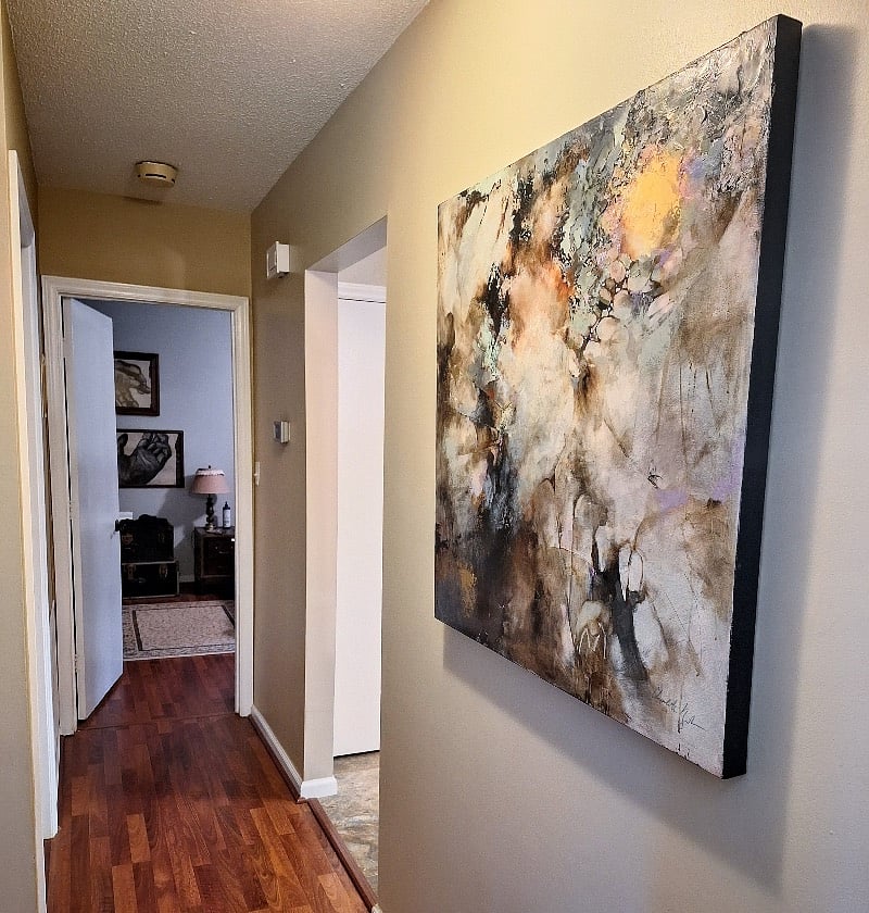 Original art work by local artist featured throughout!