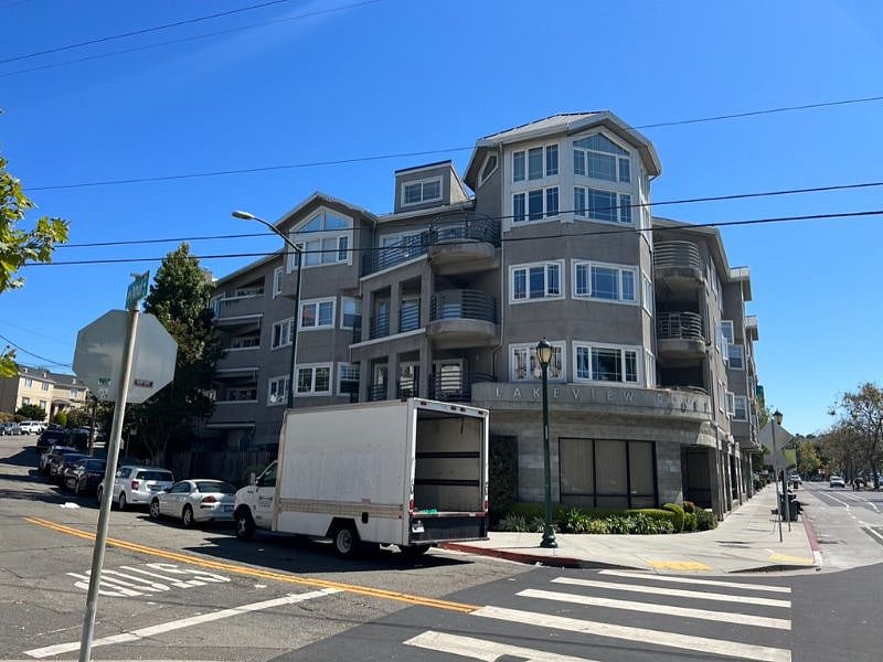 My apartment is on the right side of building.