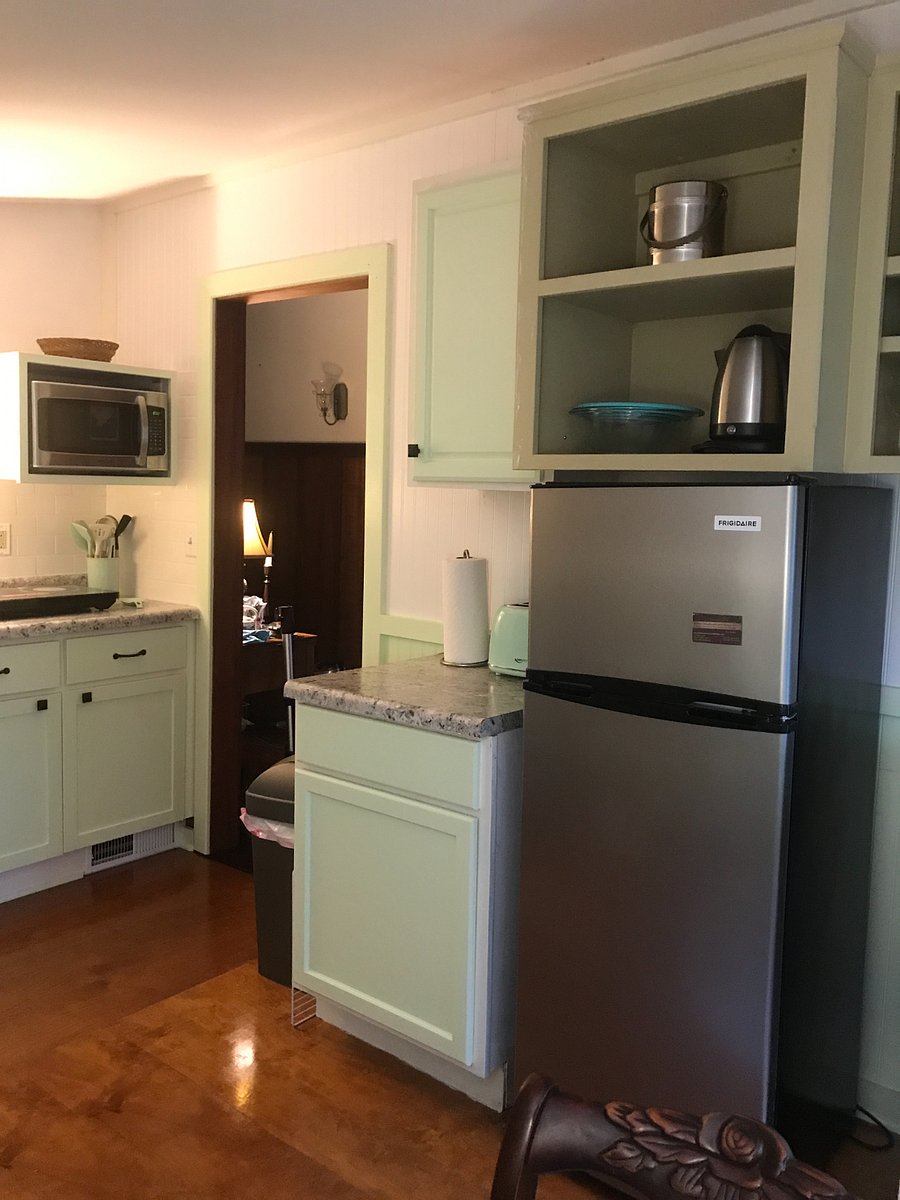 Kitchen (doorway to living room)