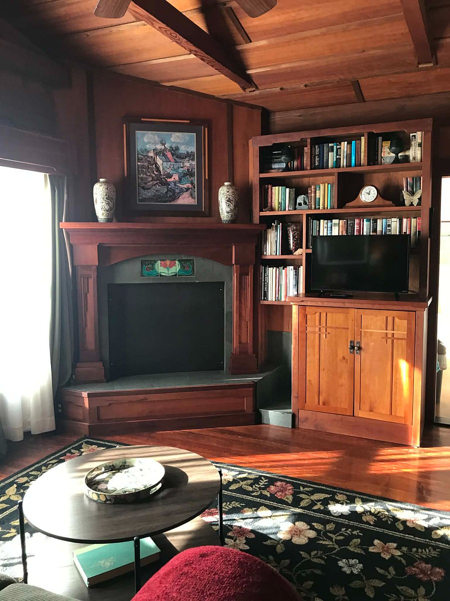 Living Room
Sorry, non-functional fireplace
