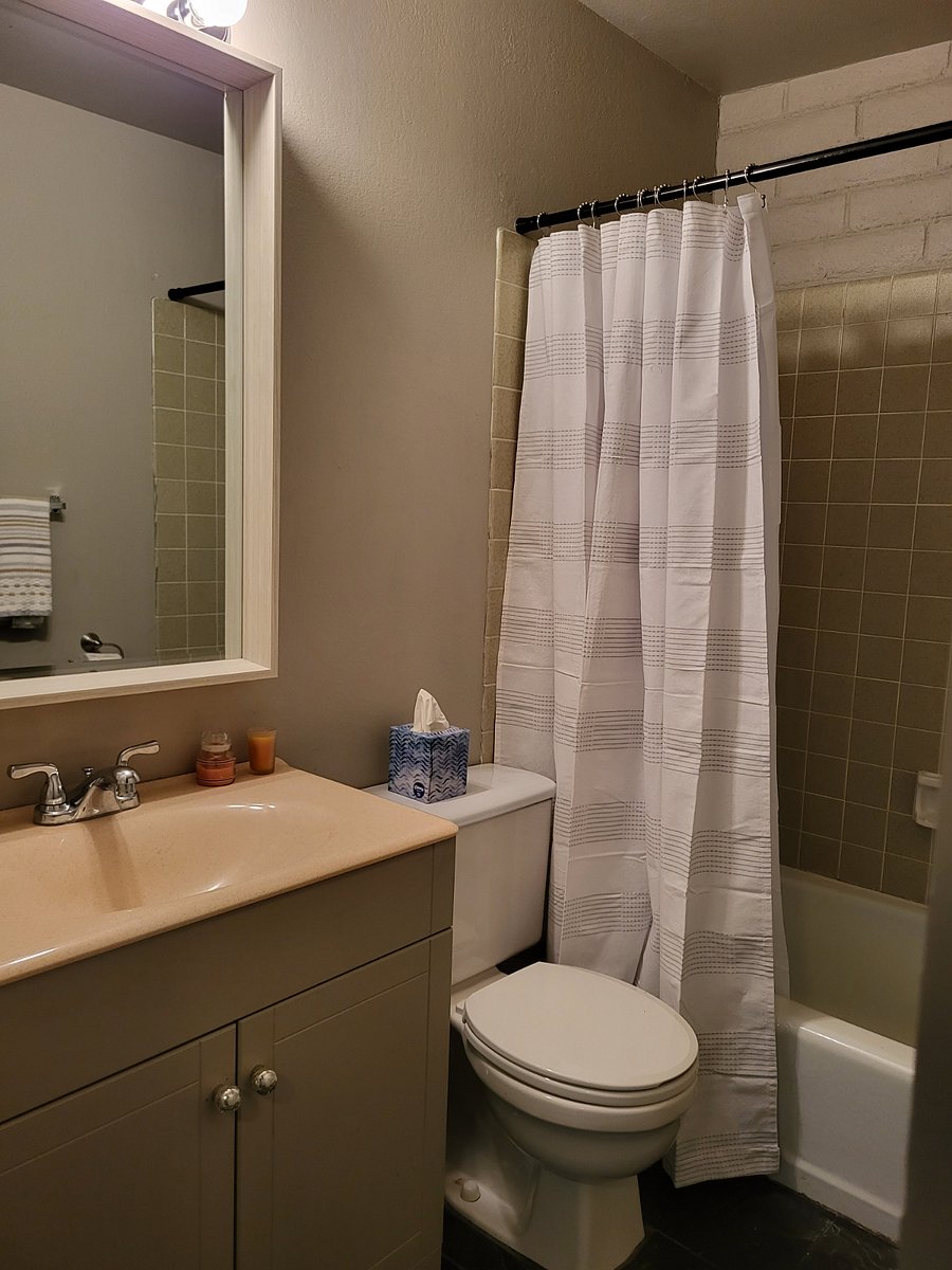 Guest bathroom with tub/shower adjacent to bedroom