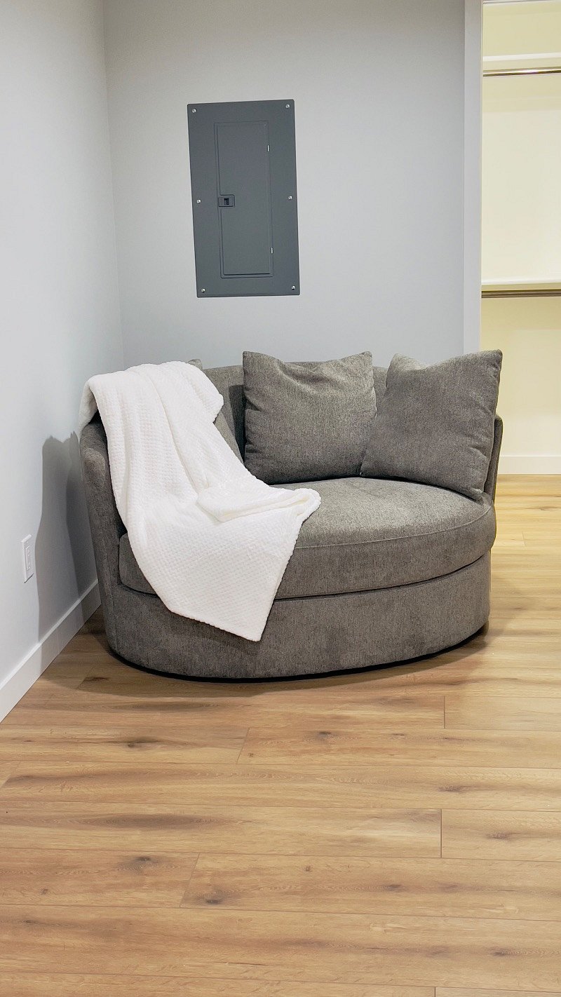 Large comfy chair (reading nook)