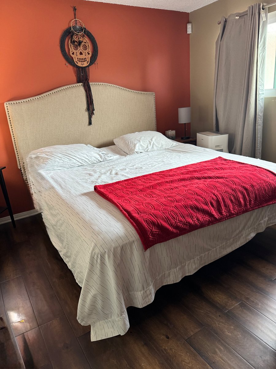 Second bedroom king size adjustable bed.