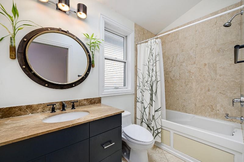 Full bathroom - 2nd floor.