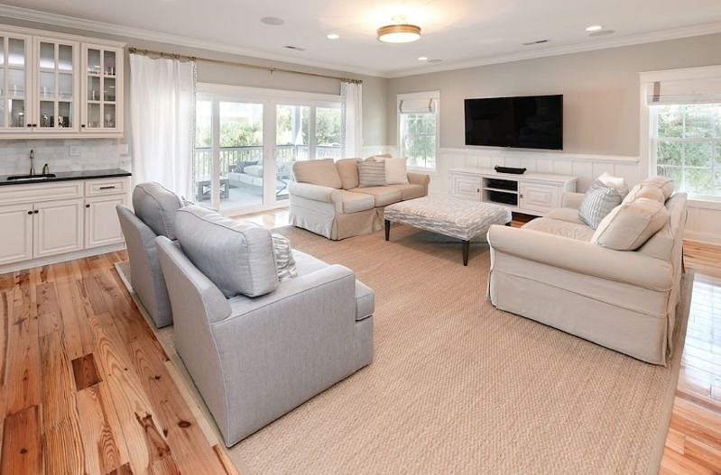 Living space w wet bar.