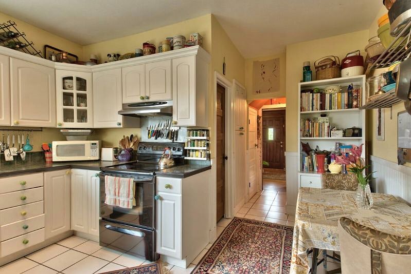 Fully equipped user friendly shared kitchen, available 6 am - 10 pm