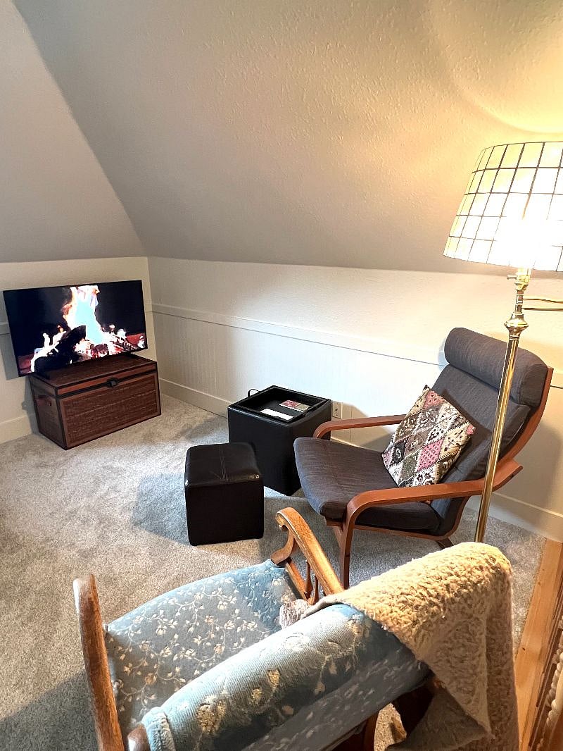 Brand new Samsung smart -TV with guest streaming and easy voice control remote!