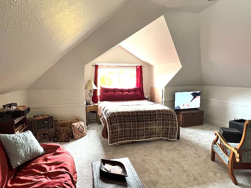 Lush brand new queen size bed at the top of the house, a fabulous treetop view with a tiny peekaboo Mountain view.