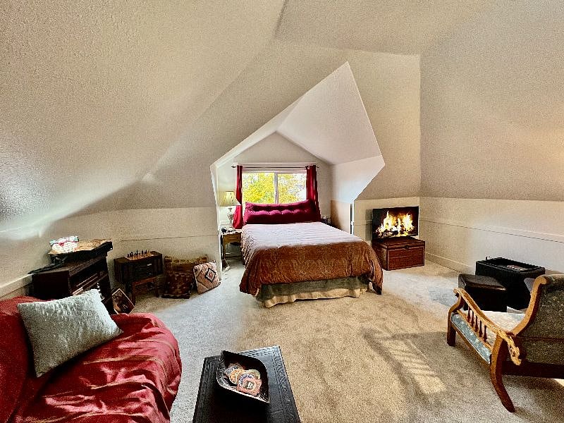 Lighthouse Suite with smart-tv fireplace ambiance