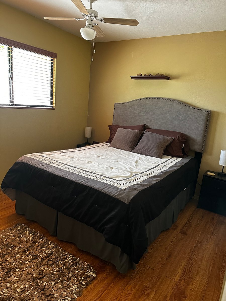 Guest bedroom.