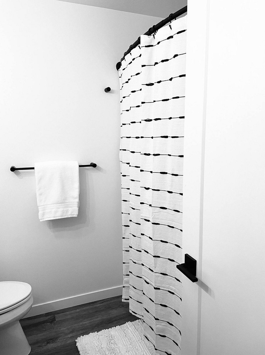 Main bathroom bathtub/shower