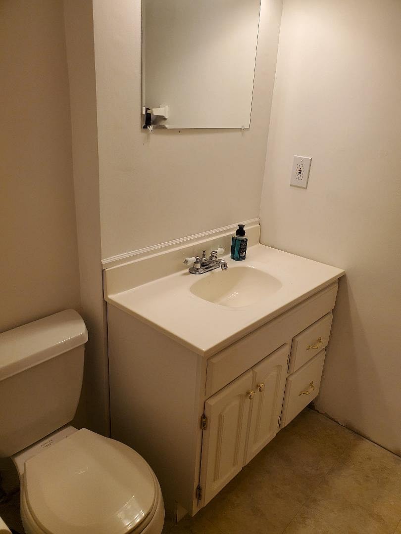 Half bathroom, by lounge area