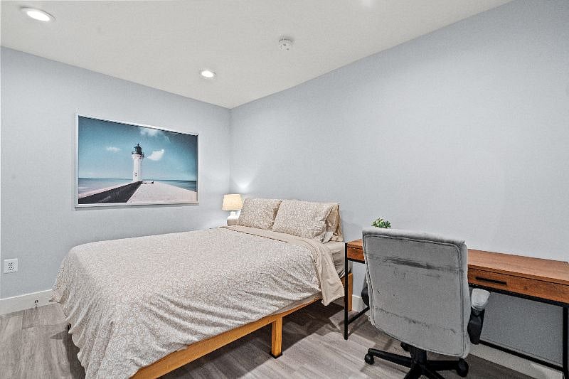 Bedroom with Queen bed